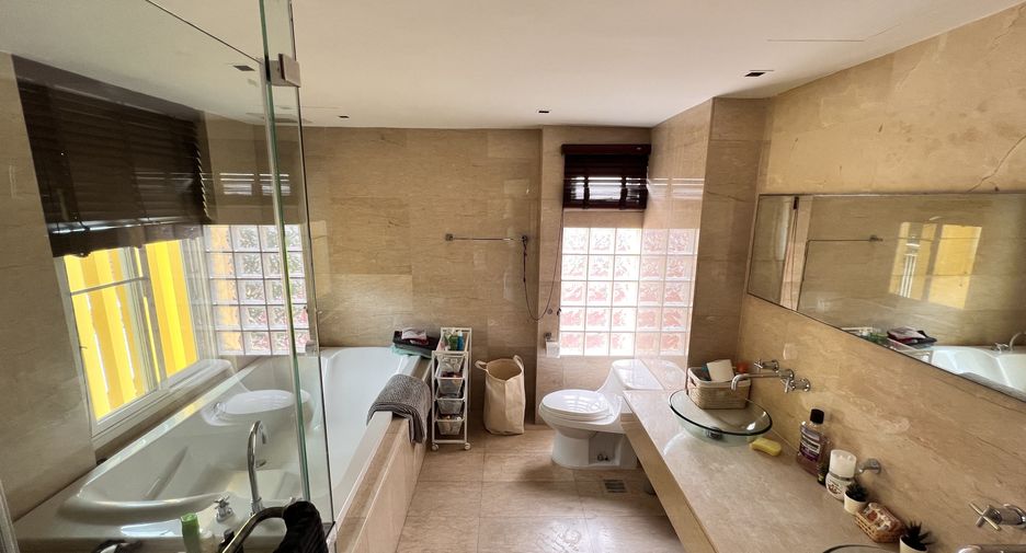 For rent 4 bedrooms condo in Khlong Toei, Bangkok