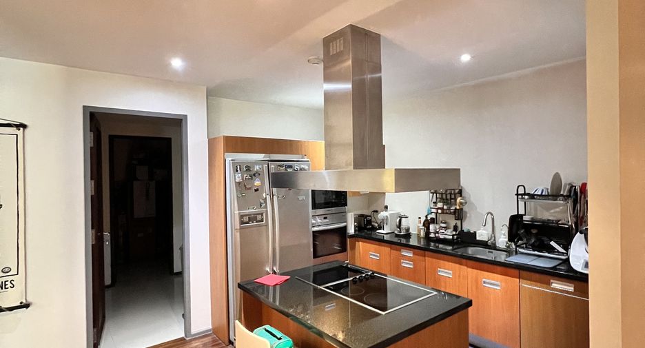 For rent 4 bedrooms condo in Khlong Toei, Bangkok