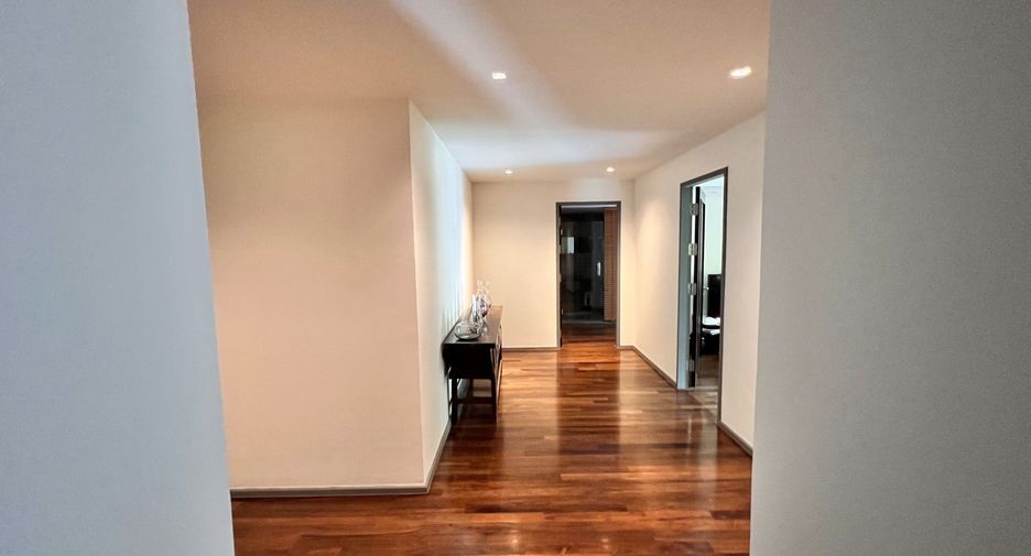For rent 4 bedrooms condo in Khlong Toei, Bangkok