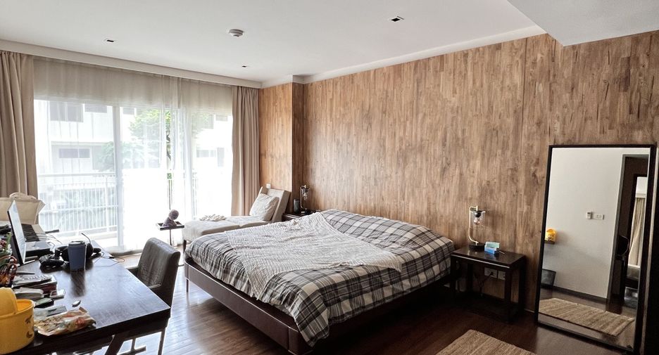 For rent 4 bedrooms condo in Khlong Toei, Bangkok