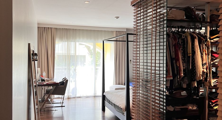 For rent 4 bedrooms condo in Khlong Toei, Bangkok