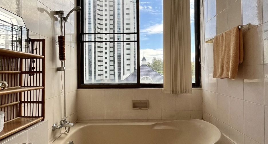 For sale 3 bedrooms condo in Watthana, Bangkok