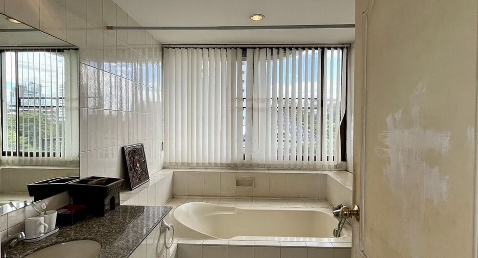 For sale 3 bedrooms condo in Watthana, Bangkok