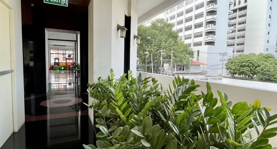 For sale 3 bedrooms condo in Watthana, Bangkok