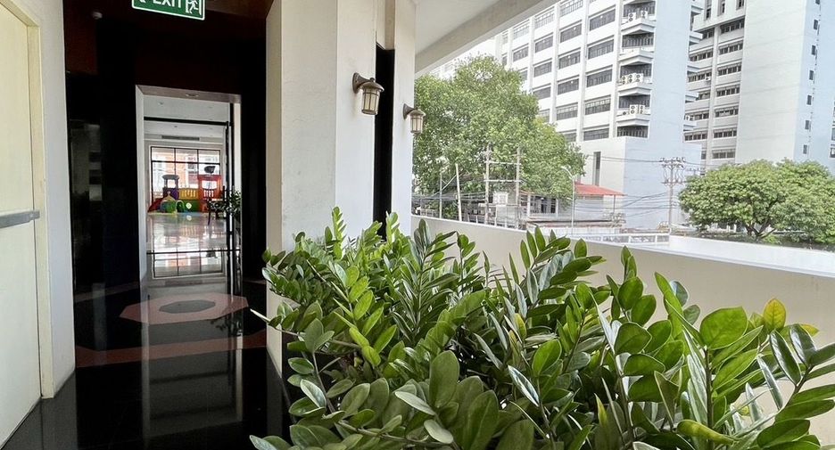 For sale 3 bedrooms condo in Watthana, Bangkok