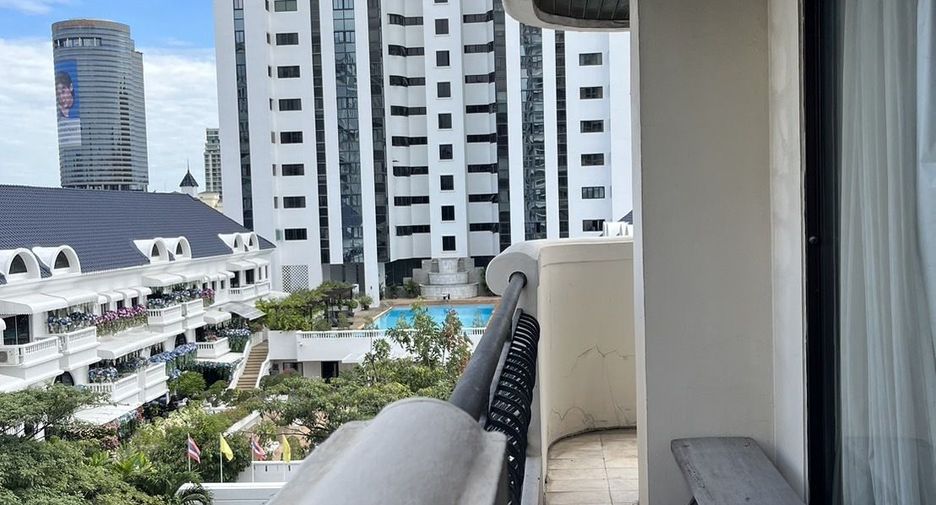 For sale 3 bedrooms condo in Watthana, Bangkok