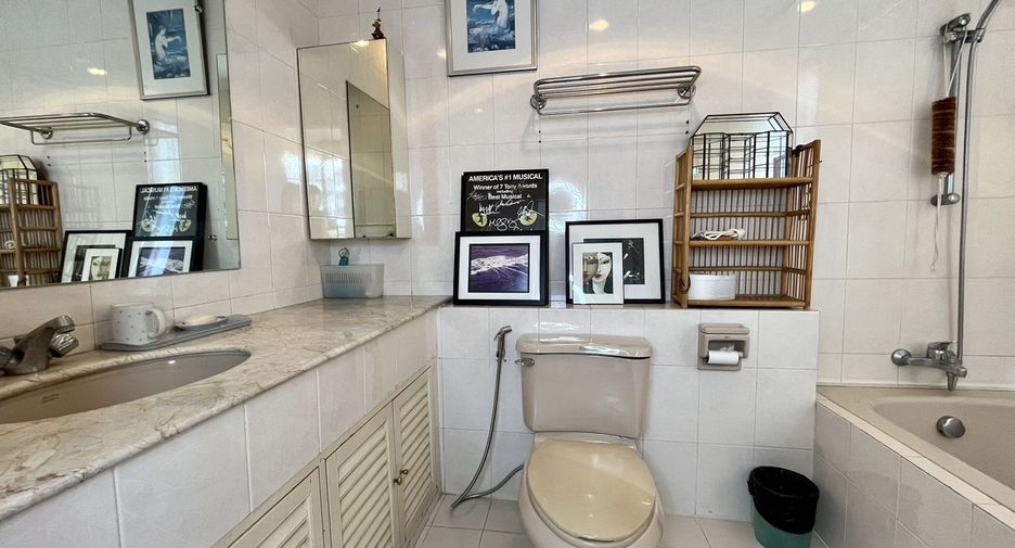 For sale 3 bedrooms condo in Watthana, Bangkok