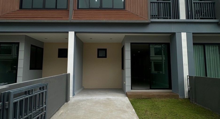 For sale 3 bedrooms townhouse in Lat Krabang, Bangkok