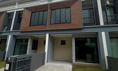 À vendre 3 chambres maison de ville à Lat Krabang, Bangkok