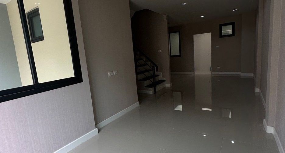 For sale 3 bedrooms townhouse in Lat Krabang, Bangkok