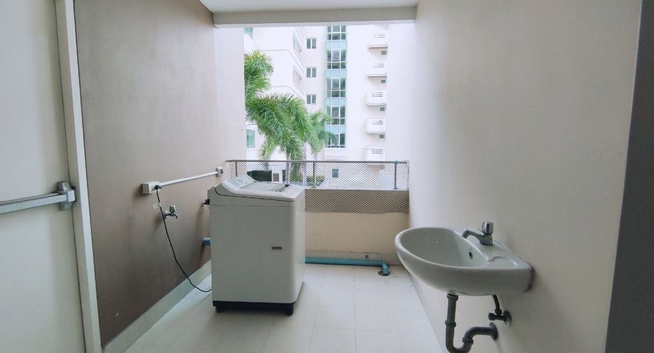 For rent 2 bedrooms apartment in Watthana, Bangkok