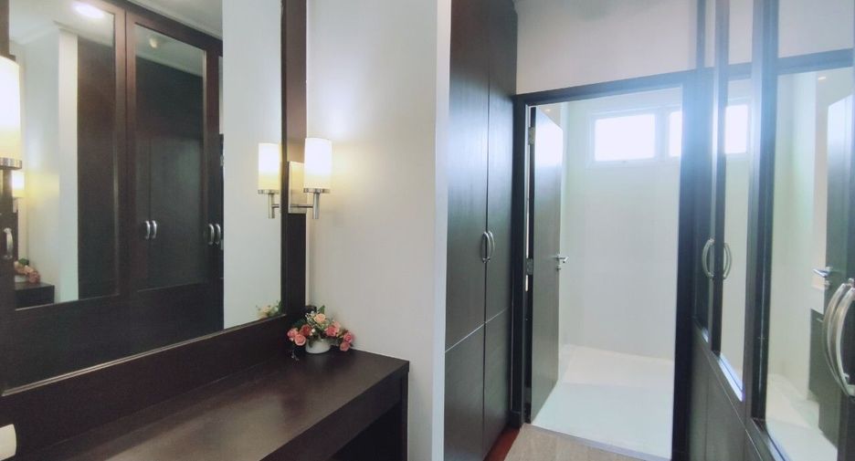 For rent 2 bedrooms apartment in Watthana, Bangkok