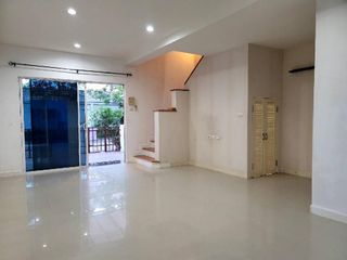Casa adosada en venta de 3 habitaciones en Prawet, Bangkok