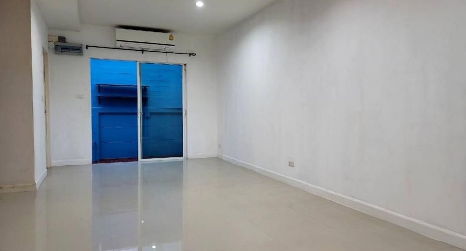 For sale 3 bedrooms townhouse in Prawet, Bangkok