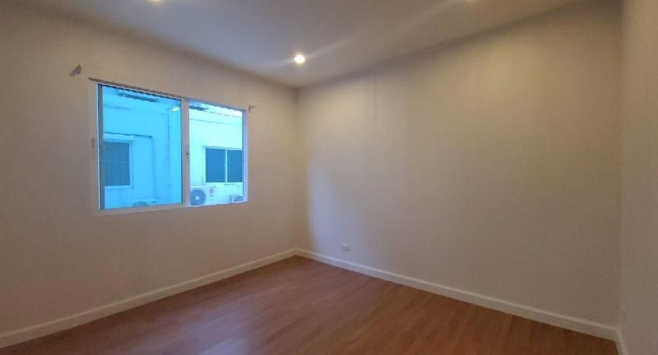 For sale 3 bedrooms townhouse in Prawet, Bangkok