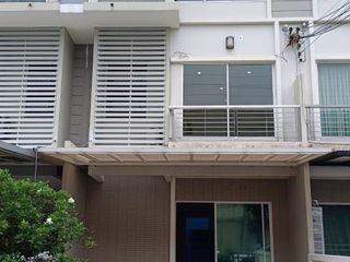 Casa adosada en venta de 3 habitaciones en Prawet, Bangkok