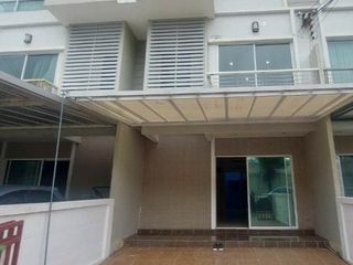 Casa adosada en venta de 3 habitaciones en Prawet, Bangkok