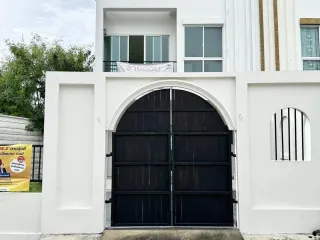 Reihenhaus zum Kauf mit 3 Zimmer in Khlong Sam Wa, Bangkok