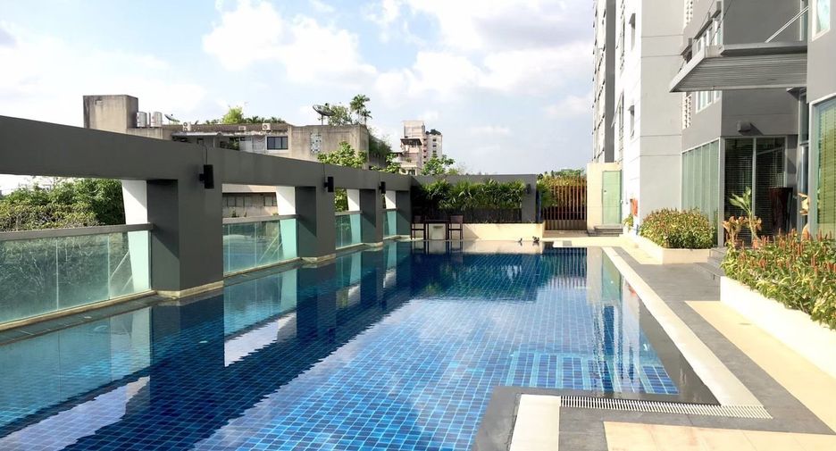 For sale 2 bedrooms condo in Huai Khwang, Bangkok