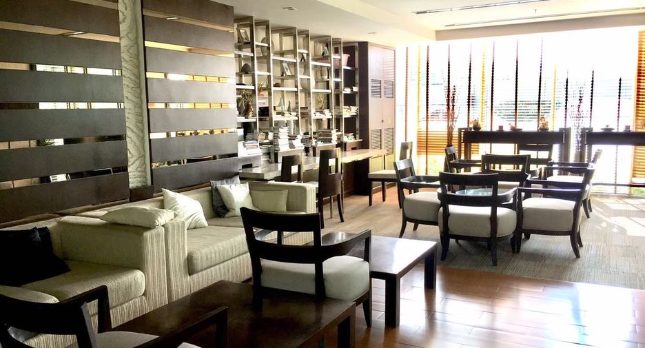 For sale 2 bedrooms condo in Huai Khwang, Bangkok