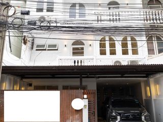For rent 5 bedrooms retail Space in Watthana, Bangkok