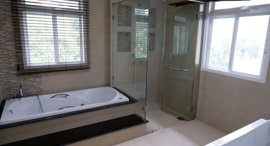 For rent 5 bedrooms house in Saphan Sung, Bangkok