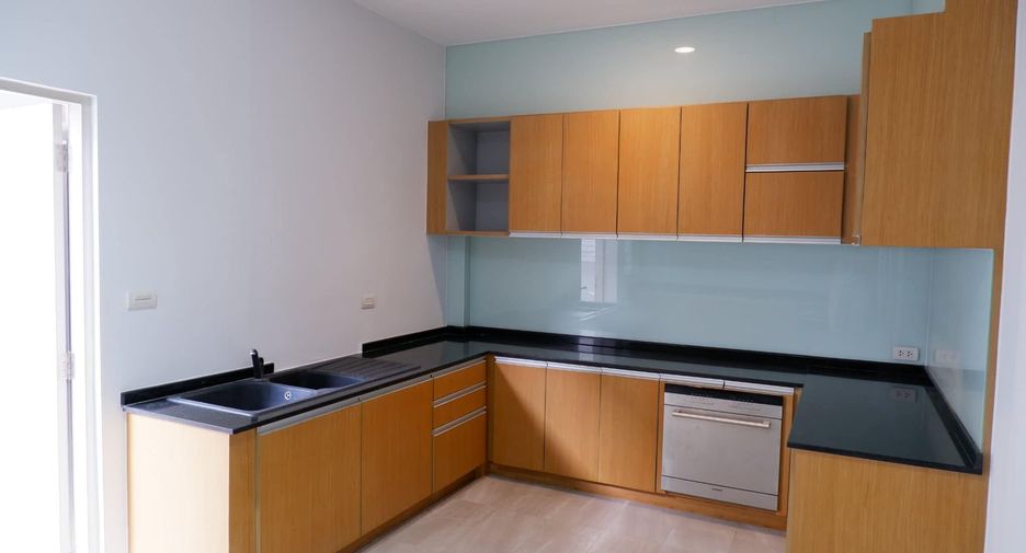 For rent 5 bedrooms house in Saphan Sung, Bangkok