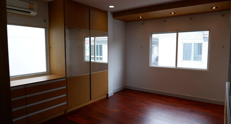 For rent 5 bedrooms house in Saphan Sung, Bangkok