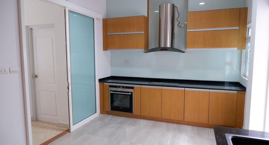 For rent 5 bedrooms house in Saphan Sung, Bangkok
