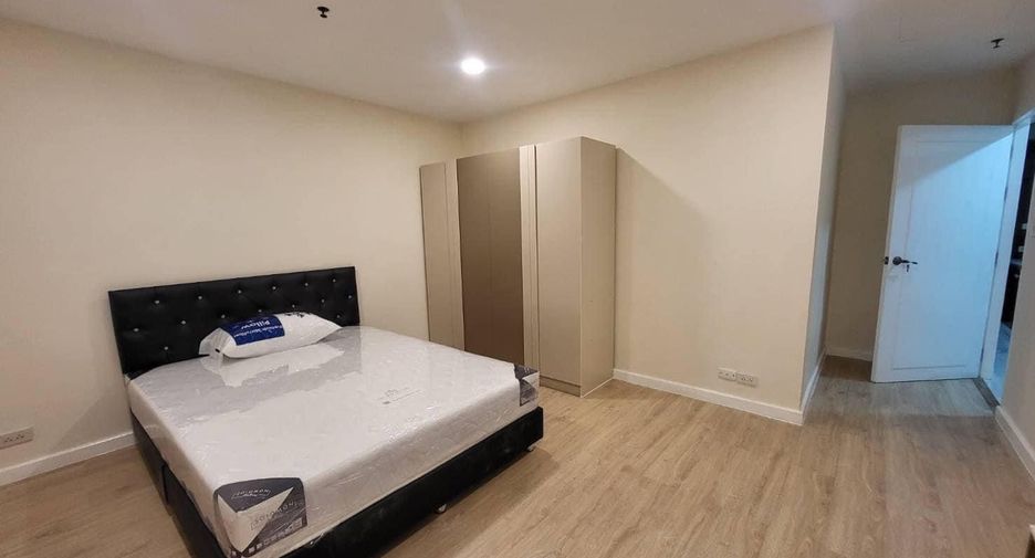For rent 4 bedrooms condo in Watthana, Bangkok