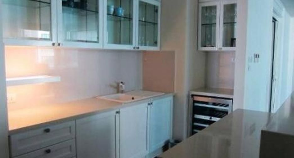 For rent 3 bedrooms condo in Pathum Wan, Bangkok