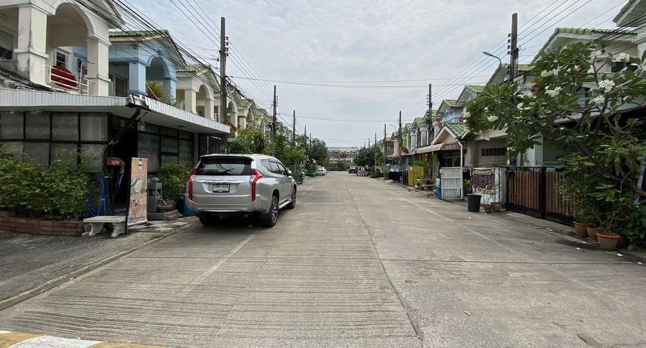 出售 2 卧室 联排别墅 在 Khlong Sam Wa, 曼谷