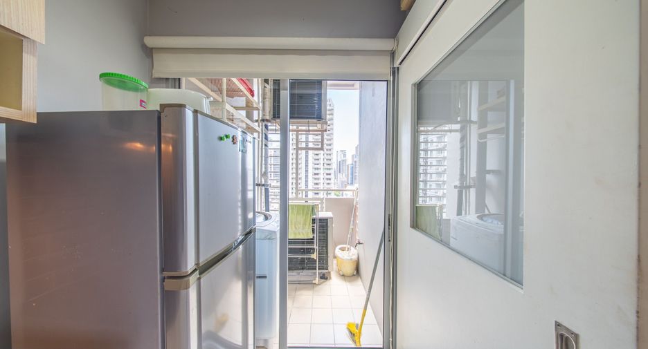 For sale 1 bed condo in Khlong Toei, Bangkok