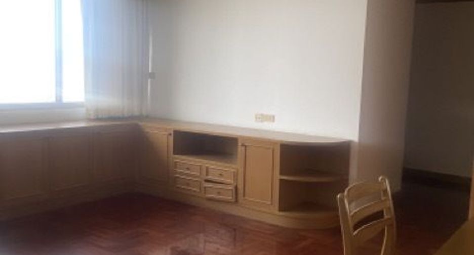 For rent 5 bedrooms condo in Watthana, Bangkok