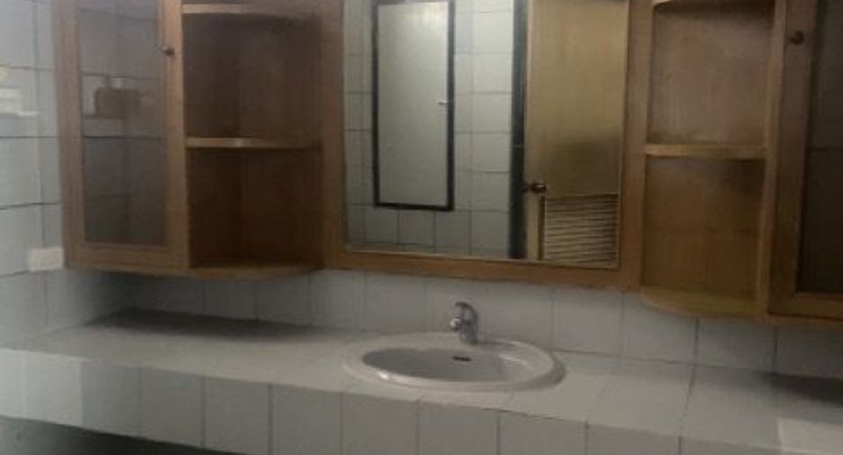 For rent 5 bedrooms condo in Watthana, Bangkok