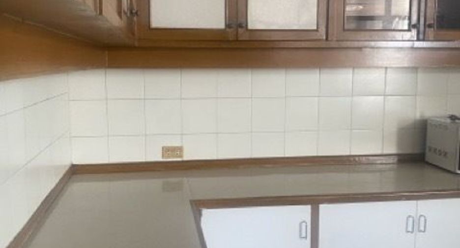 For rent 5 bedrooms condo in Watthana, Bangkok