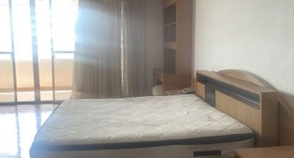 For rent 5 bedrooms condo in Watthana, Bangkok