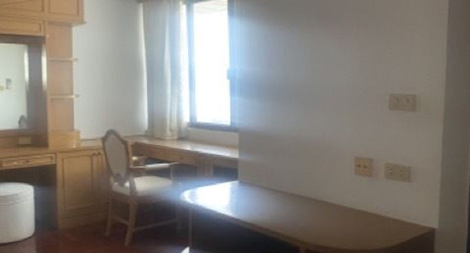 For rent 5 bedrooms condo in Watthana, Bangkok