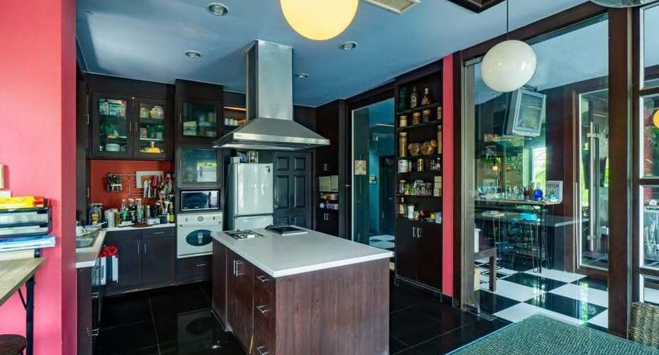 For sale 5 bedrooms house in Suan Luang, Bangkok