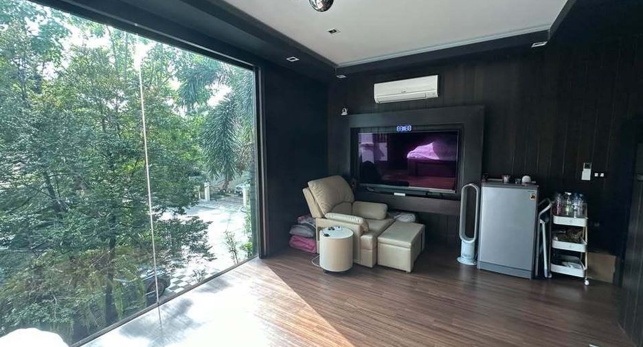 For sale 5 bedrooms house in Suan Luang, Bangkok