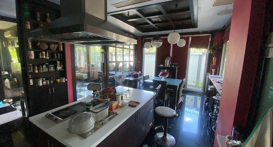 For sale 5 bedrooms house in Suan Luang, Bangkok