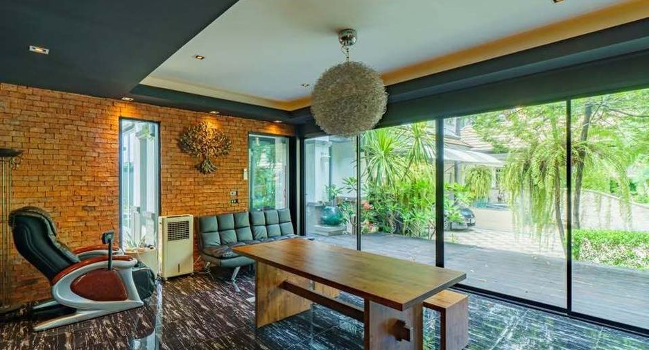 For sale 5 bedrooms house in Suan Luang, Bangkok