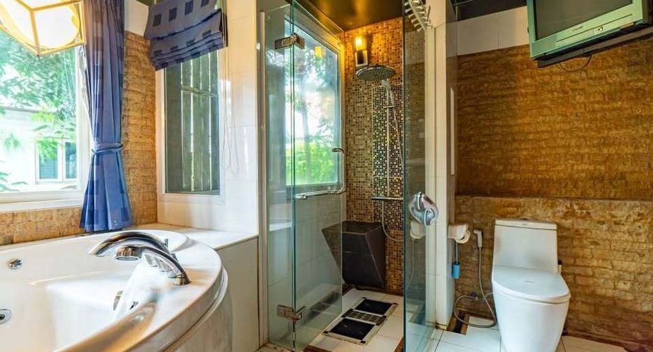 For sale 5 bedrooms house in Suan Luang, Bangkok