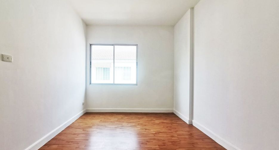 For sale 3 bedrooms townhouse in Nong Khaem, Bangkok