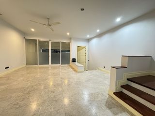 For rent 4 bedrooms townhouse in Watthana, Bangkok