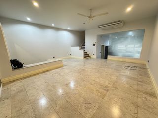 For rent 4 bedrooms townhouse in Watthana, Bangkok