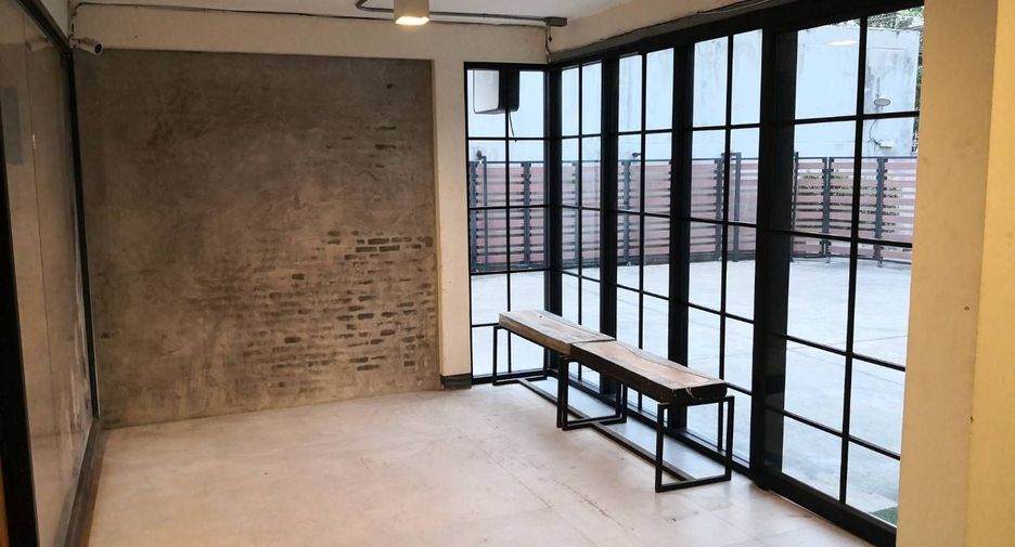 For rent 2 bedrooms retail Space in Watthana, Bangkok