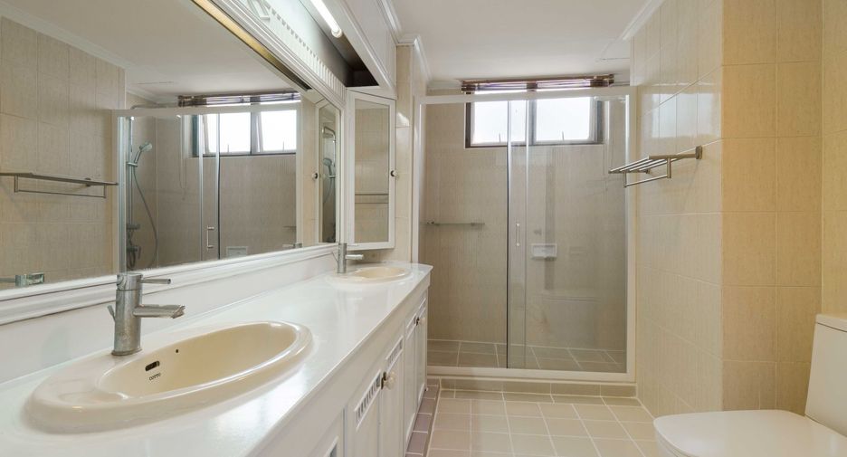 For rent 3 bedrooms apartment in Watthana, Bangkok