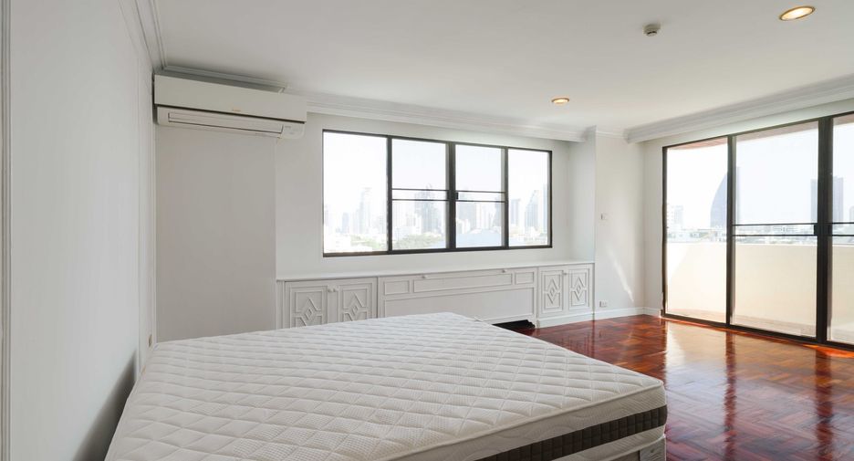 For rent 3 bedrooms apartment in Watthana, Bangkok