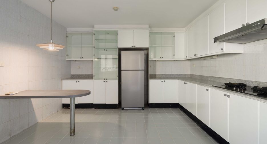 For rent 3 bedrooms apartment in Watthana, Bangkok